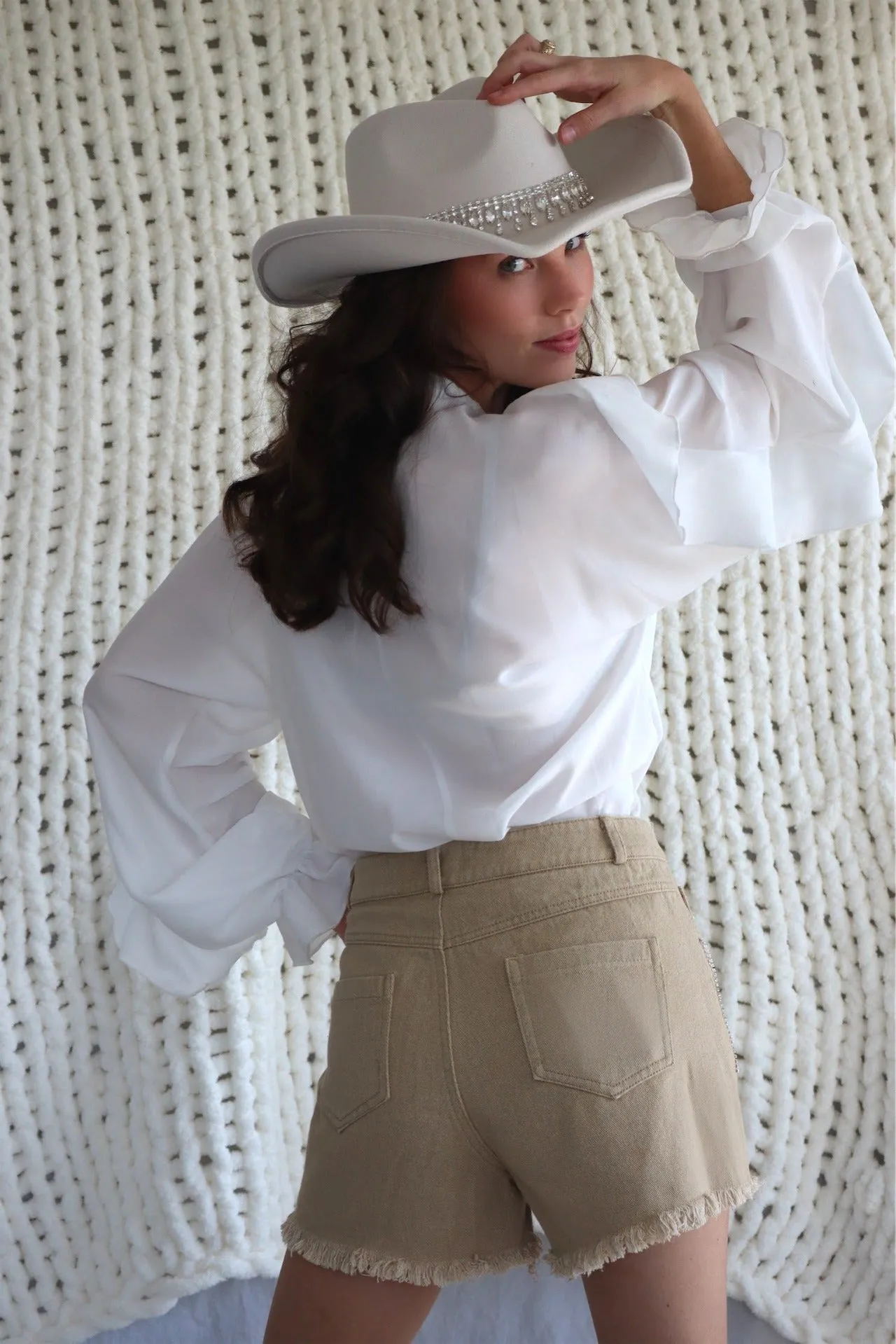 RILEY'S RUFFLE V-NECK TOP - WHITE