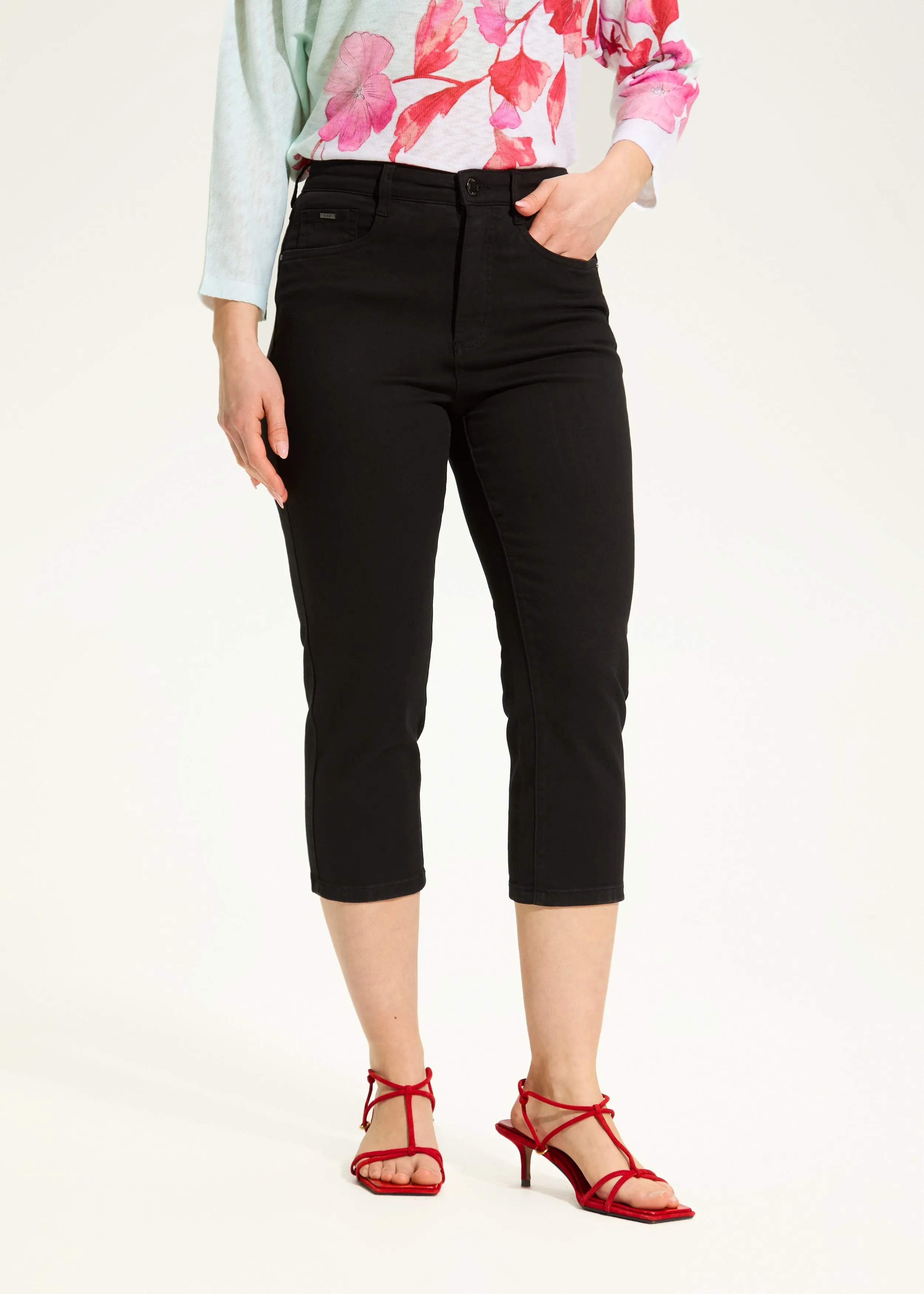 Suzanne Capri, Black