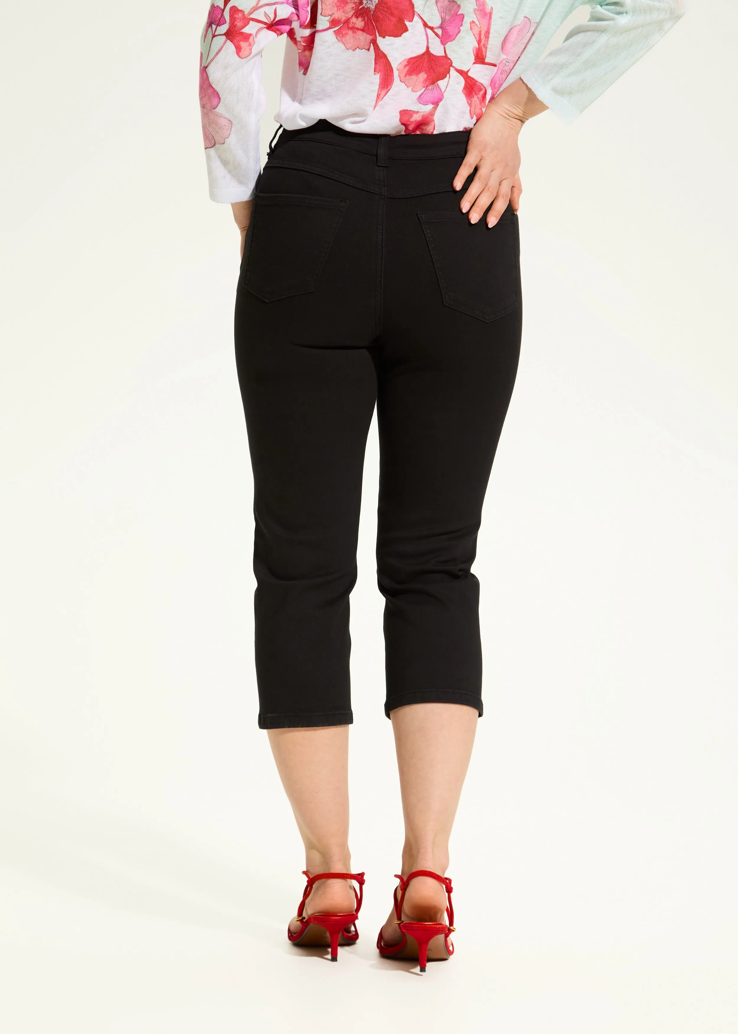 Suzanne Capri, Black