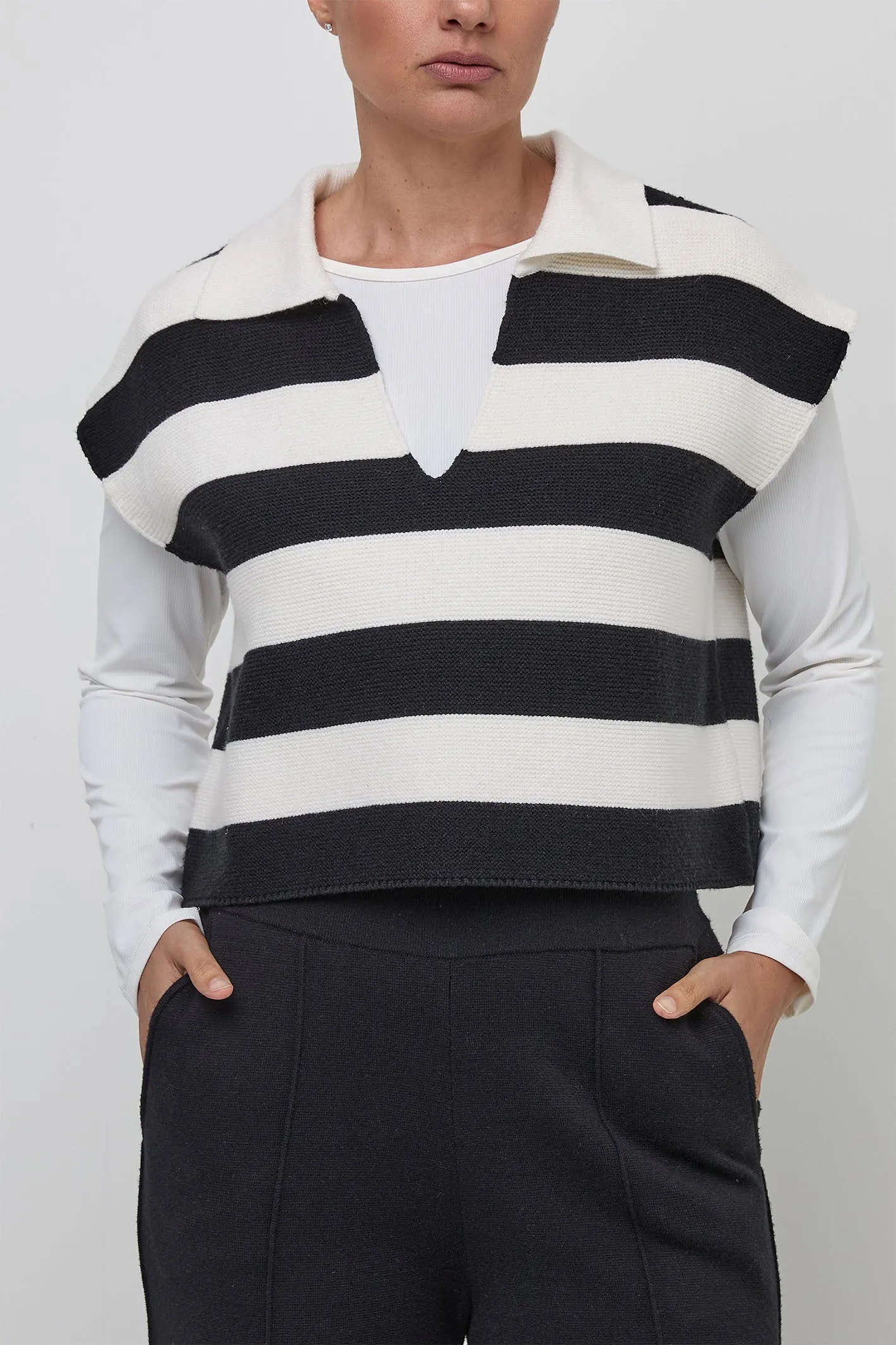 Uchuu 904 Black Milk Crop V-Neck Knit Jumper