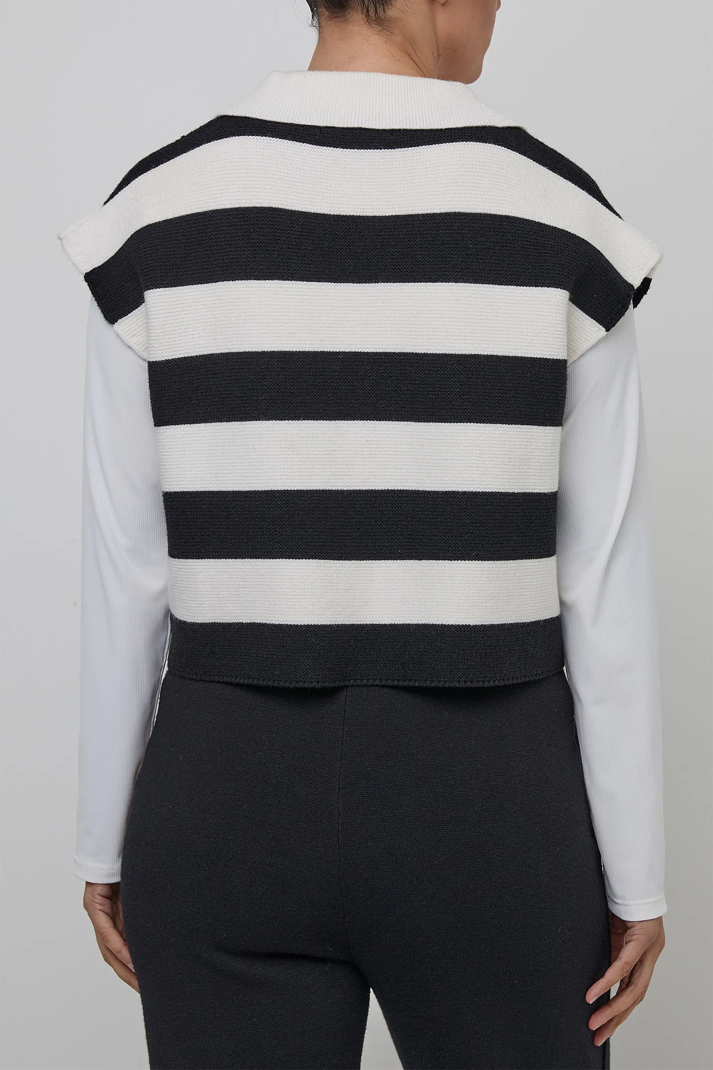 Uchuu 904 Black Milk Crop V-Neck Knit Jumper