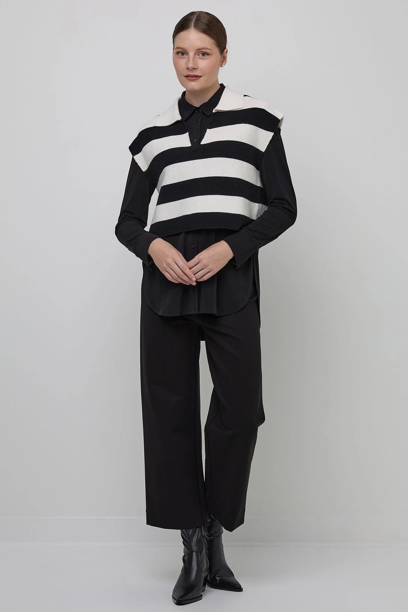Uchuu 904 Black Milk Crop V-Neck Knit Jumper