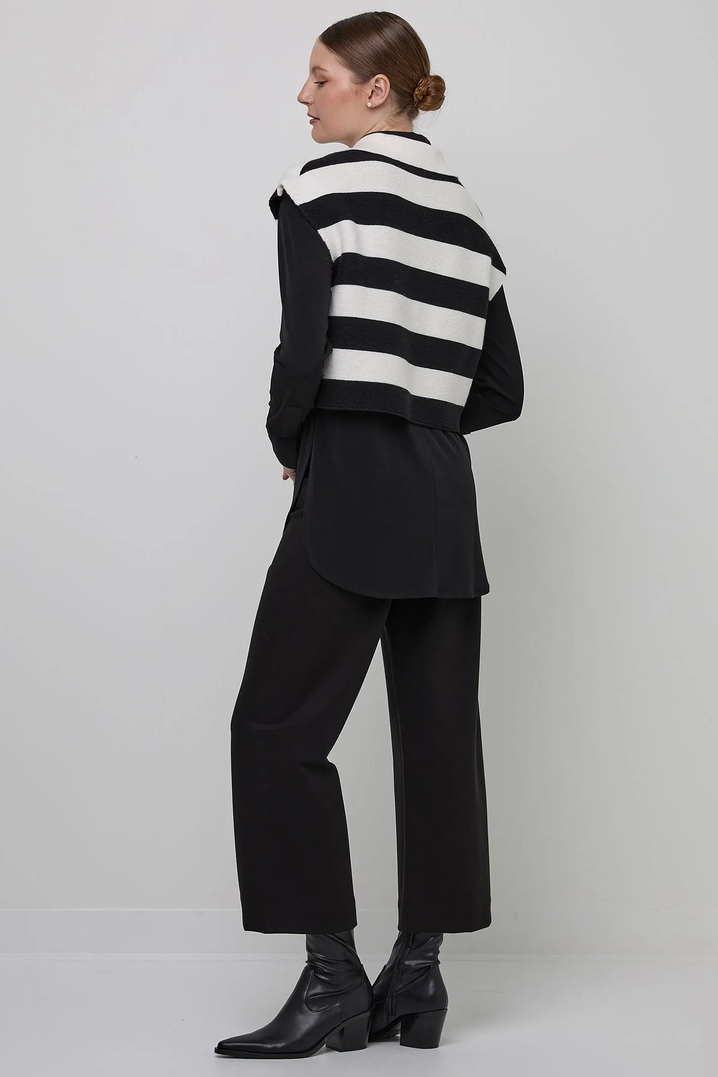 Uchuu 904 Black Milk Crop V-Neck Knit Jumper